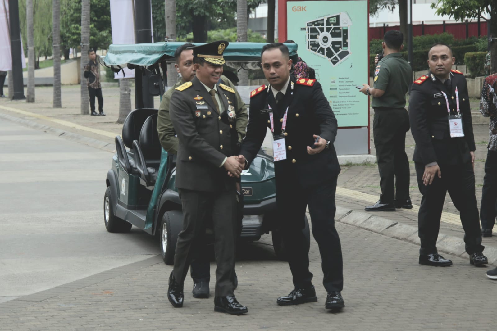 Kepala Badan Nasional Penanggulangan Bencana Letjen TNI Suharyanto S.Sos., M.M., (Kiri) tiba di Stadion Utama Gelora Bung Karno saat menghadiri Upacara Peringatan HUT ke-77 Bhayangkara, Jakarta, Sabtu (1/7).